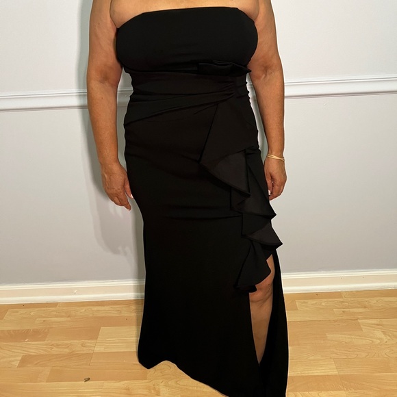Elegant Black Strapless Dress - Picture 1 of 4